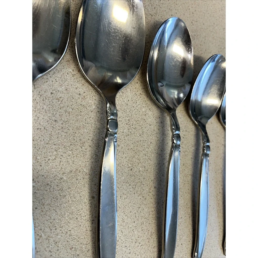 9 Piece Set ONEIDACRAFT PREMIER STAINLESS SHORELINE 3 Forks, 1 Knife & 5 Spoons.